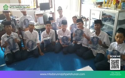 Waka Kesiswaan MTs Darun Najah Berikan Pembinaan Pengurus OSIM Putra Sekaligus Serahkan Seragam