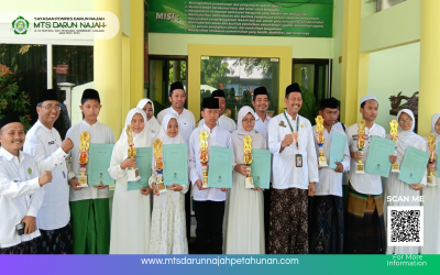 Siswi MTs Darun Najah Terima Trophy Penghargaan Juara 3 OMI Tingkat Kabupaten Lumajang Mapel IPA