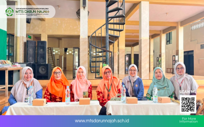 Pengawas Bina dan Penyuluh KUA Sumbersuko Berikan Penguatan Moderasi Beragama kepada Siswi MTs Darun Najah